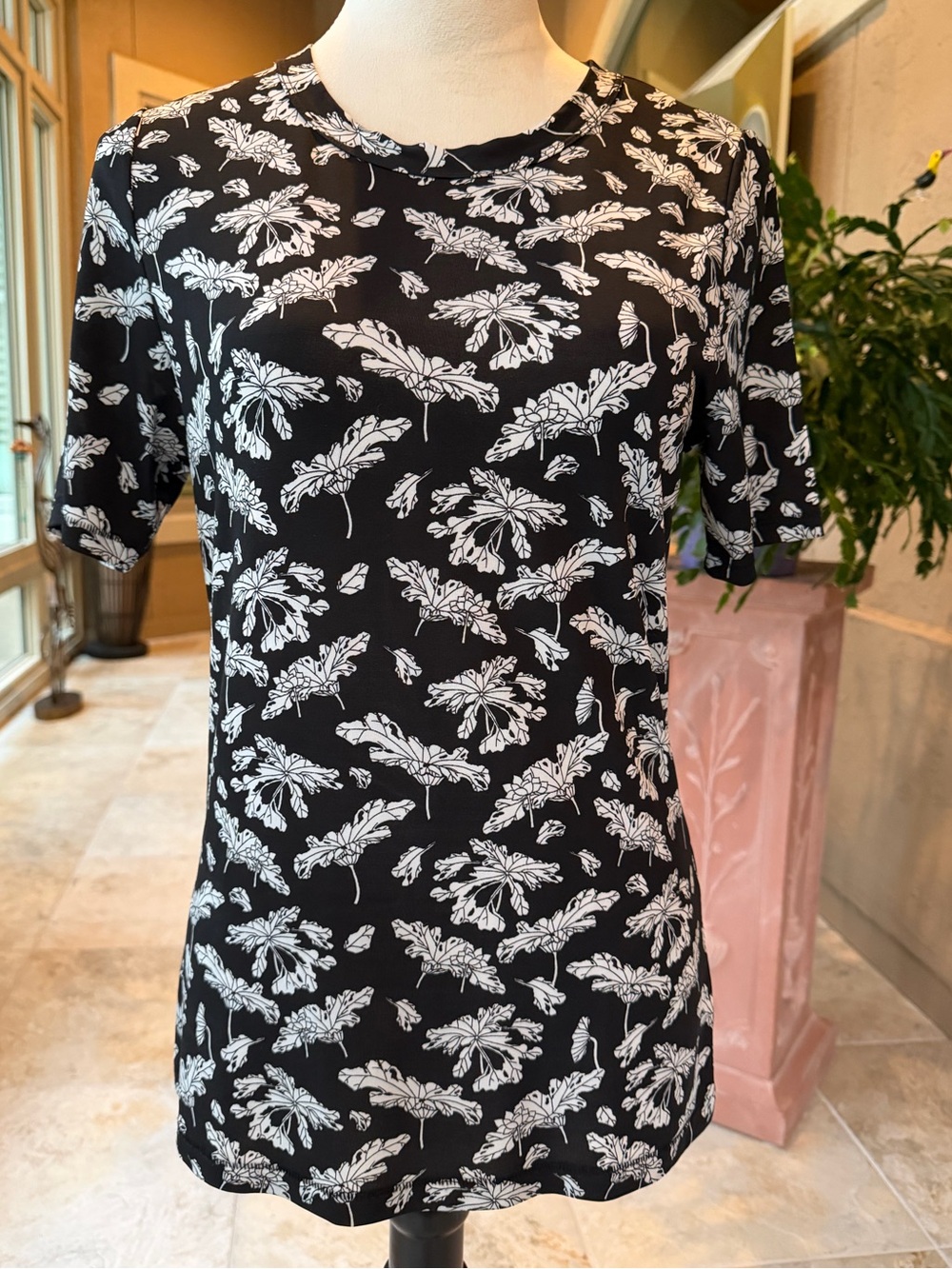 Rag & Bone Women’s Black Floral Print Short Sleeve Top, size M.